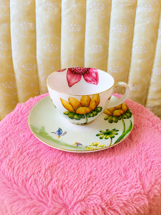 🌼 Hummingbird Meadow Tea Cup